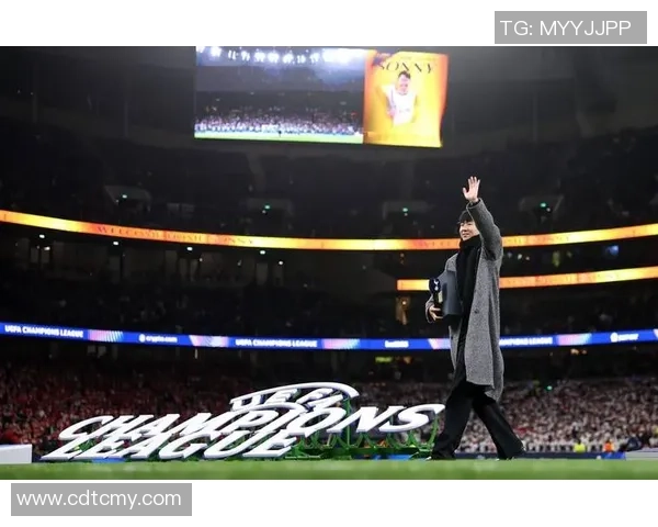 英超激战：那不勒斯以5-1大胜曼联红牌事件引发全场热议