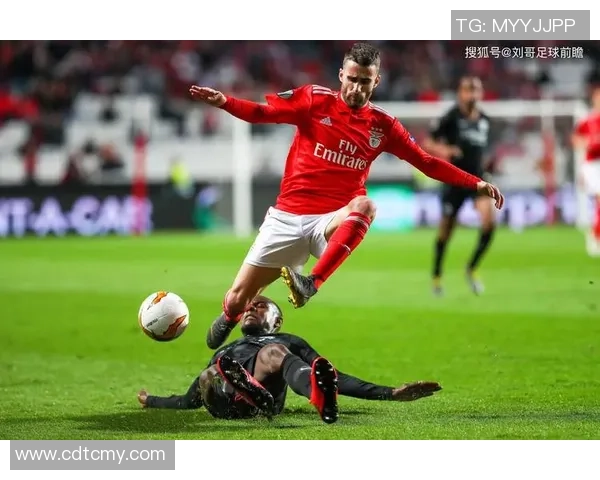 足总杯精彩对决本菲卡大胜巴黎圣日耳曼红牌事件引发全场热议