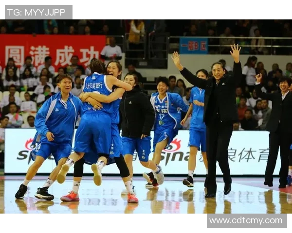 姚明签名球迷热情高涨共同见证篮球传奇的魅力与感动