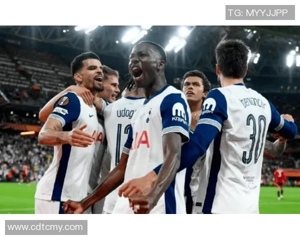 热刺与曼联友谊赛战平点球大战精彩瞬间引发全场欢呼