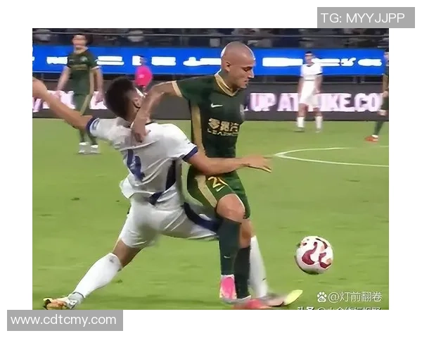 世界杯焦点战里昂与AC米兰激战成平引发争议判罚引爆全场气氛 世界杯焦点战里昂与AC米兰激战成平引发争议判罚引爆全场气氛