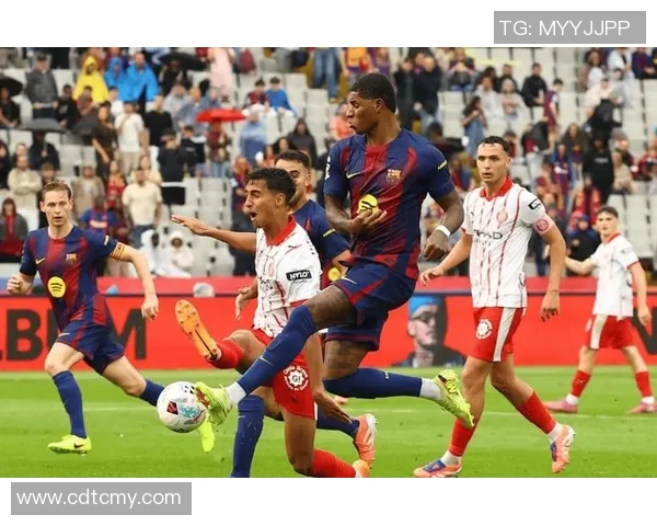 西甲激战巴萨与巴黎圣日耳曼平局争议判罚引发全场热议 西甲激战巴萨与巴黎圣日耳曼平局争议判罚引发全场热议